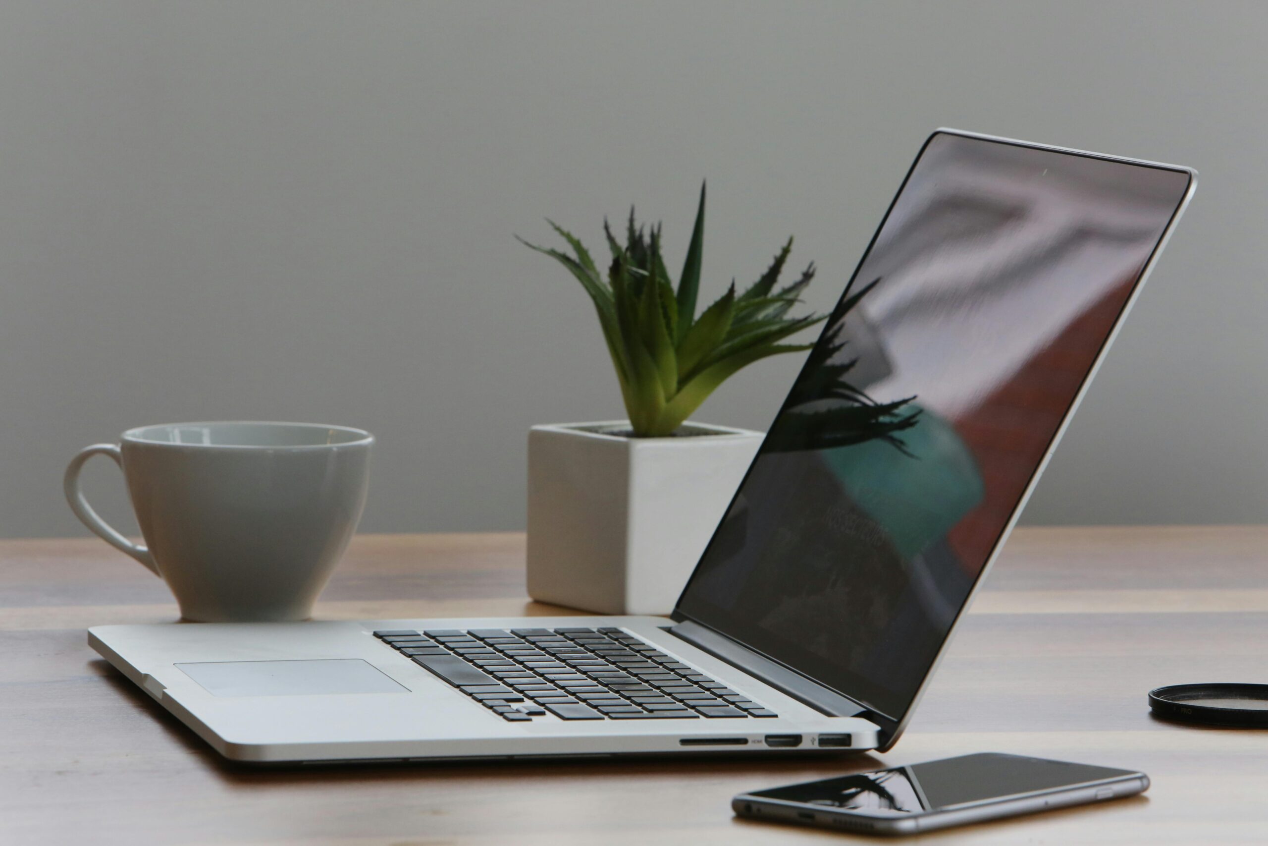 Best Lightweight Laptops Under €900 for Students and Developers (2025)